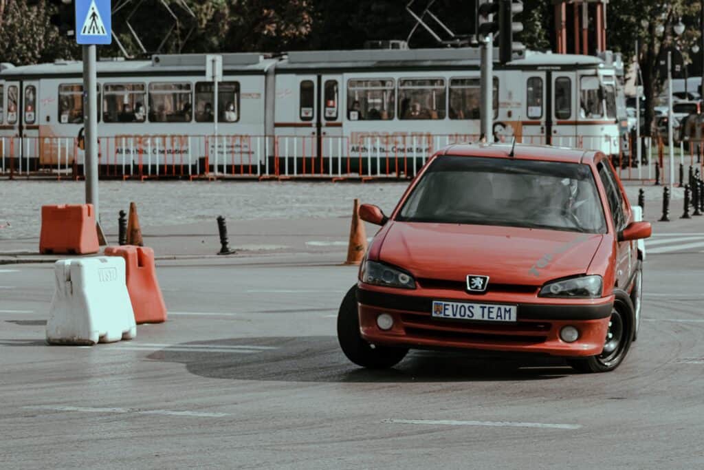 汽車轉彎時,因輪胎胎壓不足造成側傾